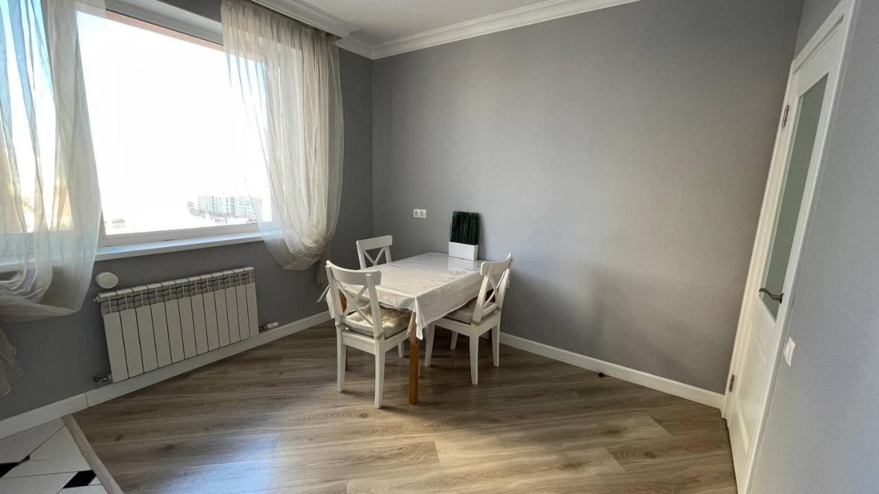 Ernaz Plus Apartments: Sauran-Towers Astana Bagian luar foto