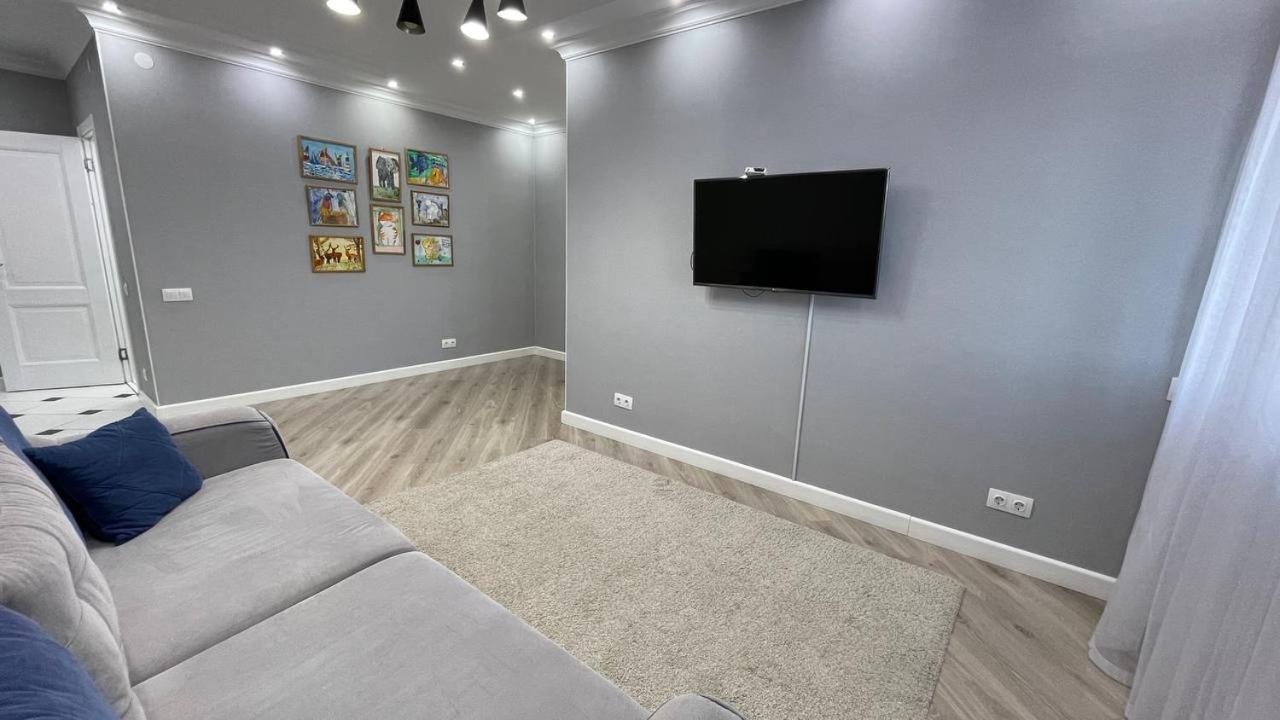 Ernaz Plus Apartments: Sauran-Towers Astana Bagian luar foto
