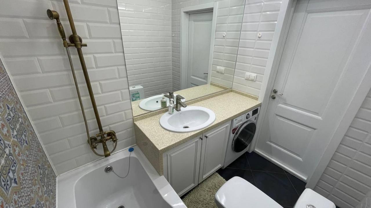 Ernaz Plus Apartments: Sauran-Towers Astana Bagian luar foto