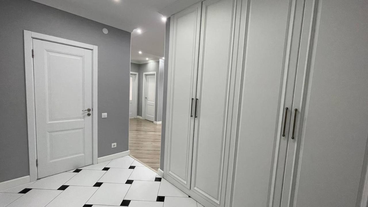 Ernaz Plus Apartments: Sauran-Towers Astana Bagian luar foto